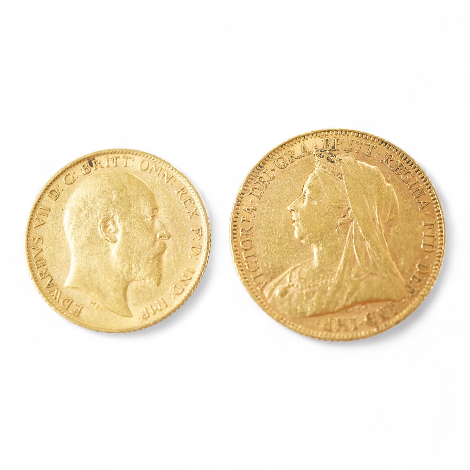 A Victorian 1900 gold sovereign and an Edward VII gold half sovereign.